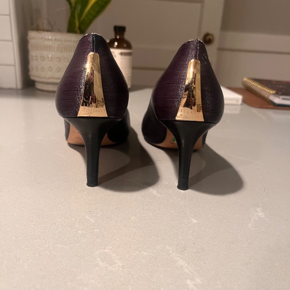 STUART WEITZMAN Purple Fabric Peep Toe Pump w/ Gold Detail: Sz 7 - Picture 6 of 8